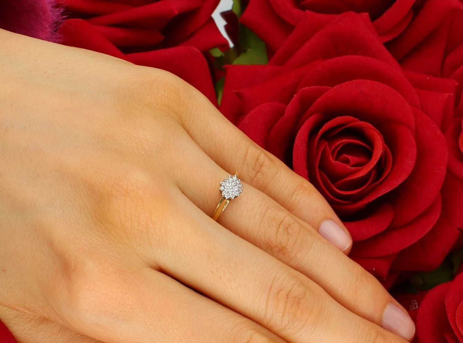 Złoty pierścionek damski korona z białymi cyrkoniami rozmiar 10 PI 717. Złoty pierścionek 585  z cyrkoniami. Idealny pomysł na prezent dla ukochanej kobiety.2.jpg